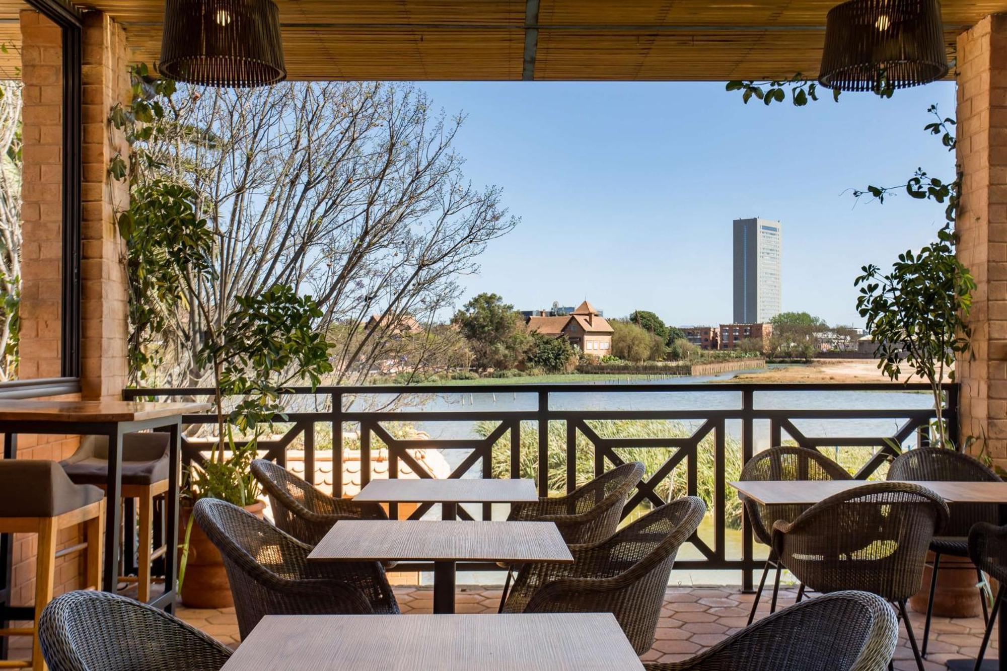 Radisson Hotel Tamboho Waterfront أنتاناناريفو المظهر الخارجي الصورة